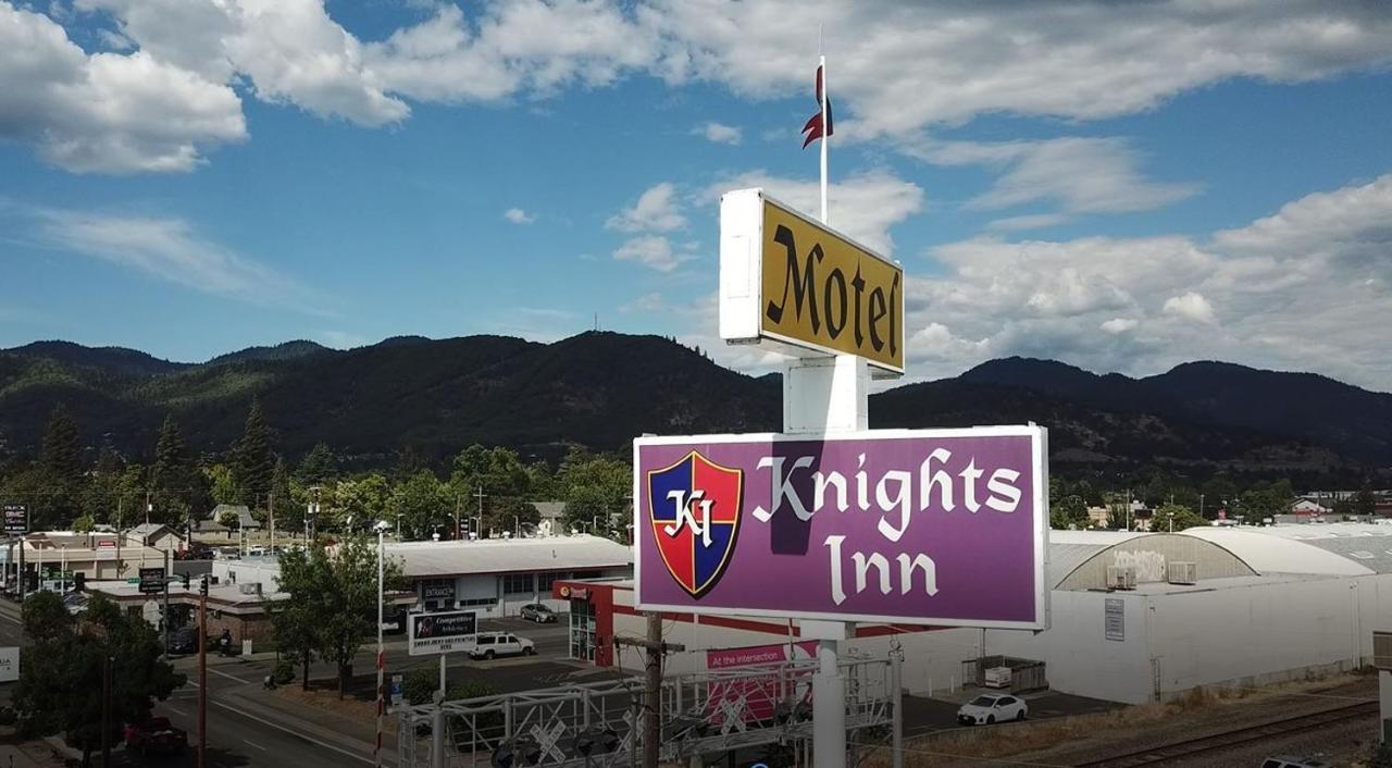 Knights Inn Motel Ґрантс-Пасс Екстер'єр фото